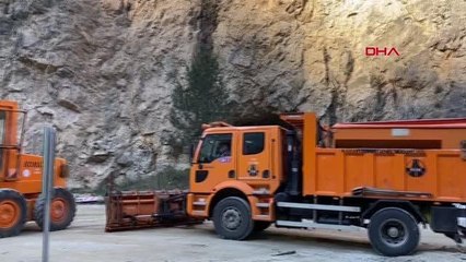 HEYELAN VE KAYA DÜŞME RİSKİ OLAN KARABÜK-YENİCE KARAYOLUNDA ZORLU ÖNLEM