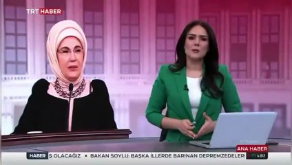 TRT Haber yayınında ilginç anlar; aniden kadraja giren kişi zafer işareti yaptı