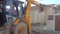 एटा: पूर्व जिला पंचायत अध्यक्ष के आवास पर चला बुलडोजर