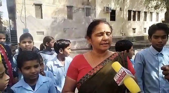 Video News- गंदे पानी और कीचड़ में से होकर स्कूल आने की भी परीक्षा, करंट का भी मंडराता खतरा