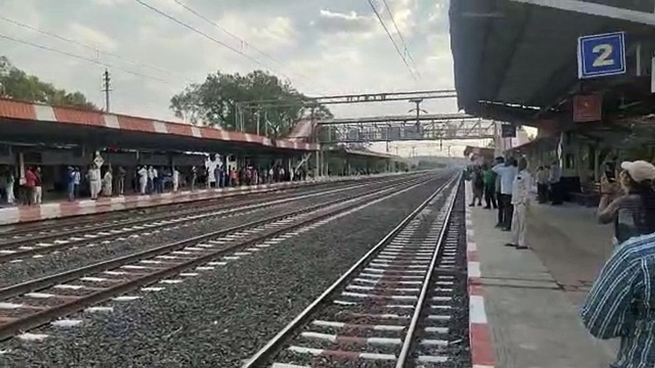 सांची से गुजरी ‘वंदे भारत’ देखने लगी लोगों की भीड़