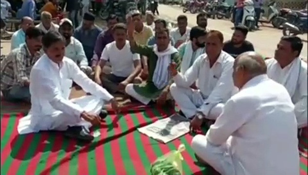 जिला बनाने की मांग, पानी की टंकी पर चढ़े 7 युवक...