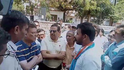 डॉक्टर्स  को गुलाब का फूल देने पहुंचे एनएसयूआई कार्यकर्ता,  हड़ताल समाप्त करने की अपील