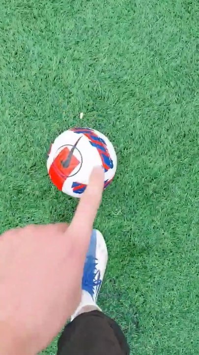 EASY SKILL TUTORIAL  #shorts #viral #football #skills #footballskills #goal #cr7 (1)