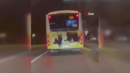 İstanbul'da İETT otobüsünün arkasında 'örümcek adam' yolculuğu kamerada