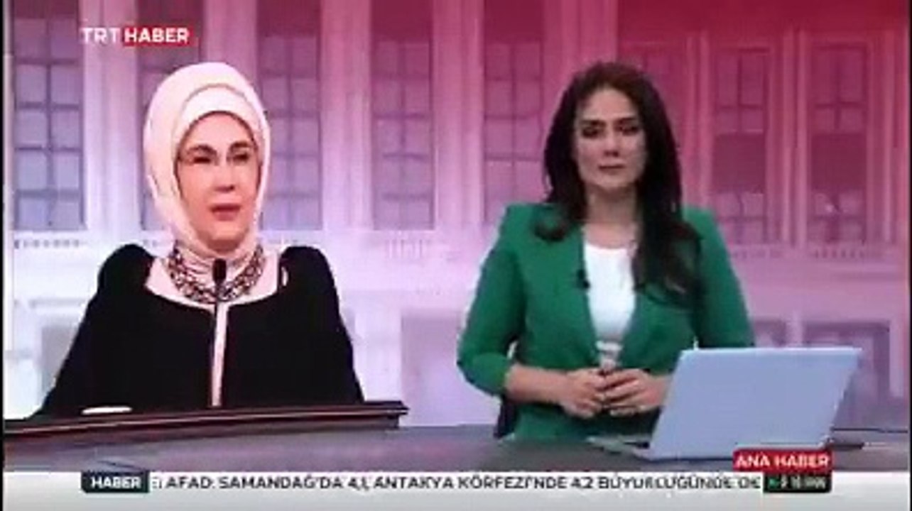 Bir kişi, TRT Haber canlı yayınında kameranın kadrajını girerek zafer işareti yaptı.