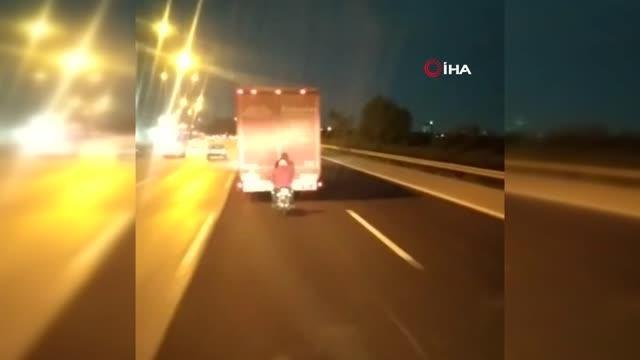 Otobanda motosiklet sürücüsünün tehlikeli yolculuğu kamerada