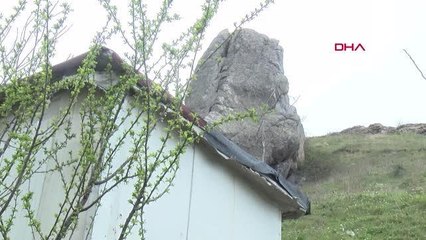 MALTEPE'DE YAMAÇTAN DÜŞEN KAYA PARÇALARI MAHALLELİYİ TEDİRGİN EDİYOR
