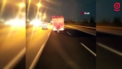 Otobanda motosiklet sürücüsünün tehlikeli yolculuğu