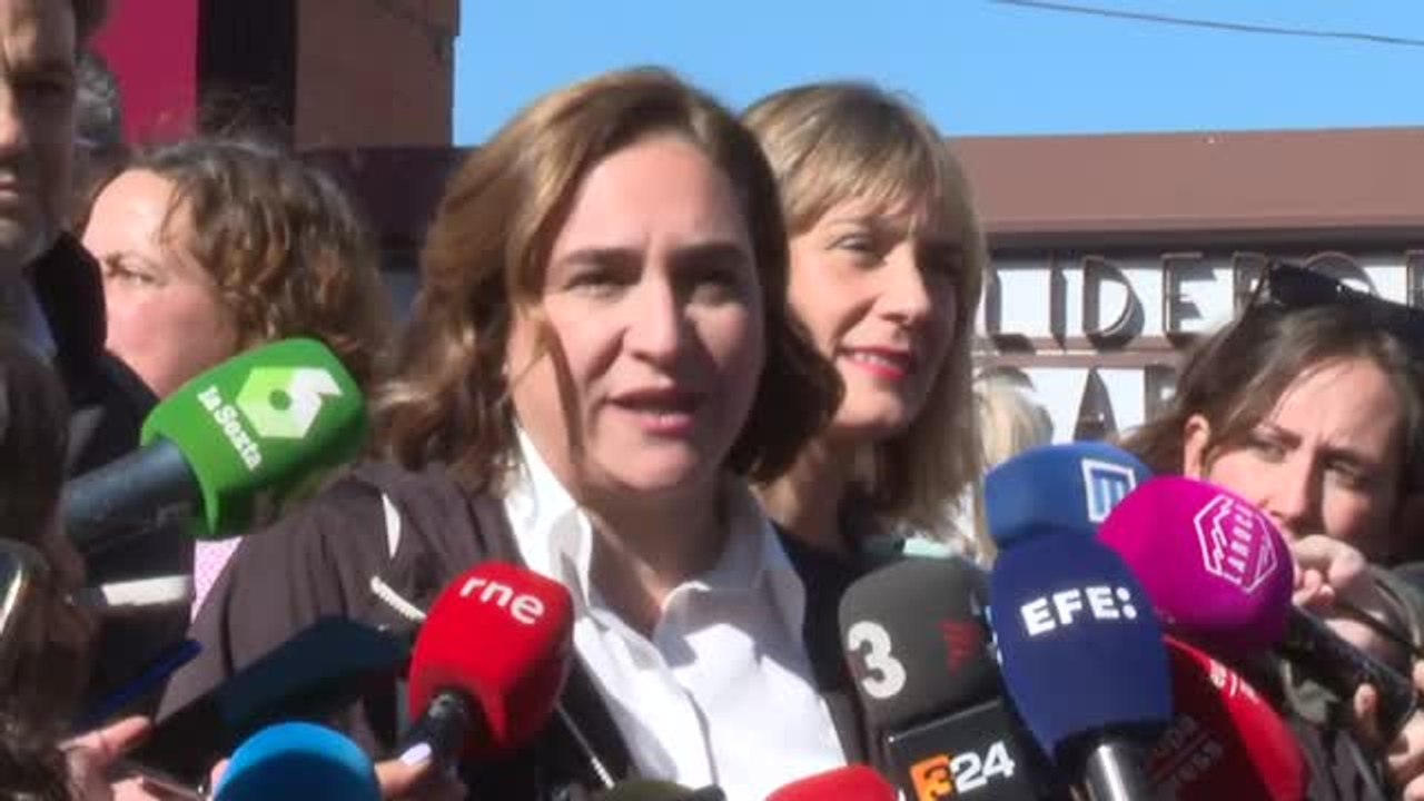 Ada Colau: "Llegamos con la alegría de pensar que podemos tener a la primera mujer progresista presidenta de España"
