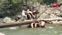जम्मू-कश्मीर में तवी नदी पर आखिर यह सब कर क्या रहे हैं, देखे Video सामने आएगा राज