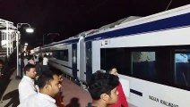 देर रात धौलपुर पहुंची वंदे भारत ट्रेन, देखने के लिए लोगों में रहा उत्साह.....देखें वीडियो