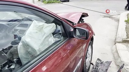 Otomobil ile çarpışan minibüs yan yattı: 1 yaralı