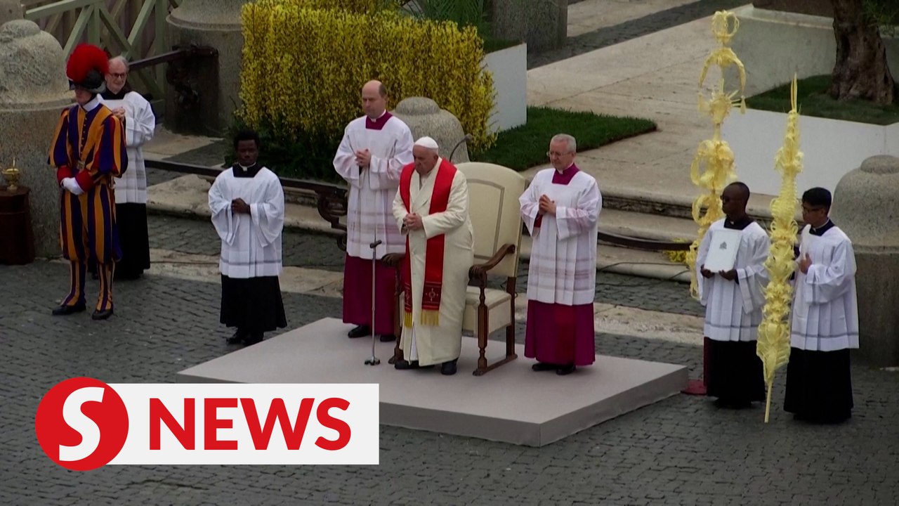 Pope Francis leads Palm Sunday mass after hospital stay