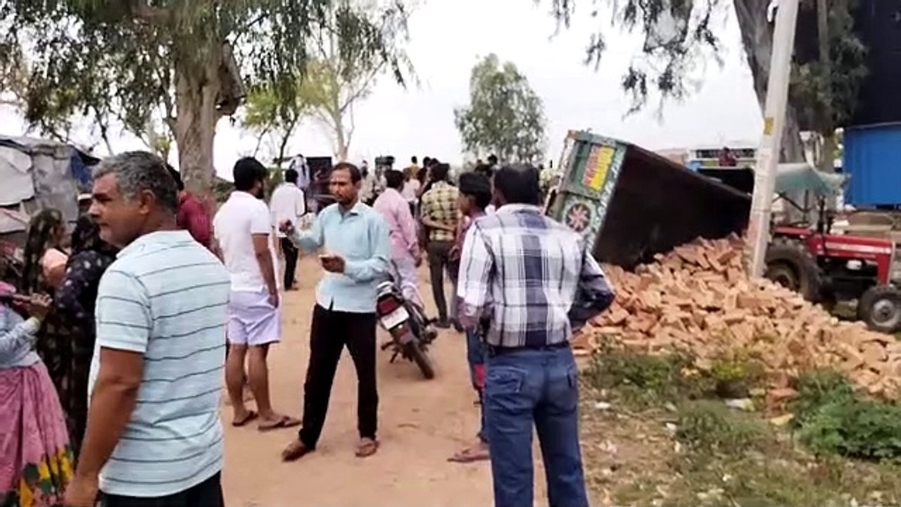बोलेरो में सवार थे 30 श्रद्धालु, अचानक खंडा से भरी ट्रेक्टर-ट्रॉली टकराई और मची चीख पुकार