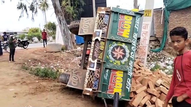 बोलेरो में सवार थे 30 श्रद्धालु, अचानक खंडा से भरी ट्रेक्टर-ट्रॉली टकराई और मची चीख पुकार
