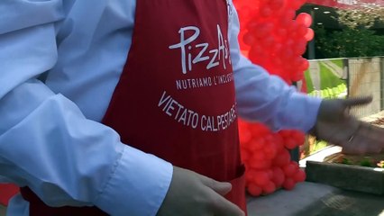 Mattarella inaugura PizzAut: "Sono uno di voi!". E i ragazzi gli preparano la pizza 'Articolo 1'