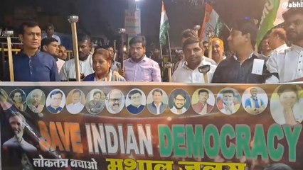 वैशाली: केंद्र सरकार के खिलाफ कांग्रेस कार्यकर्ताओं ने हाजीपुर में निकाला मशाल जुलूस