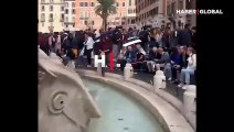 Aktivistler Roma'daki Barcaccia çeşmesine kömür bazlı sıvı döktüler