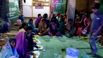 शराब दुकान पर रात भर महिलाओं ने दिया धरना, खाना भी बनाकर खाया