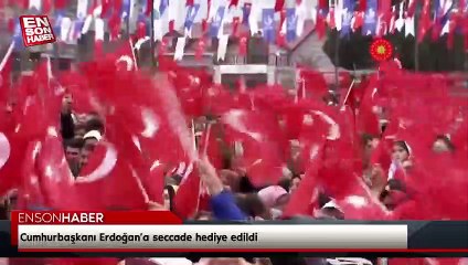 Cumhurbaşkanı Erdoğan’a seccade hediye edildi