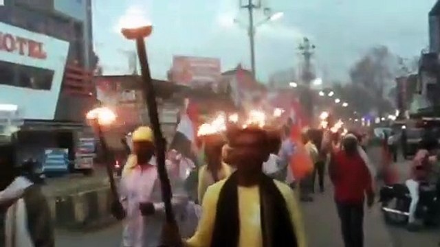 केंद्र सरकार के खिलाफ प्रदर्शन कांग्रेस ने निकाला मशाल जुलूस