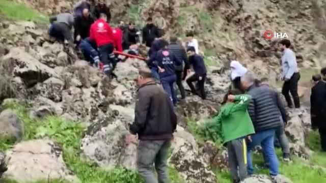Diyarbakır'da kayalıklardan düşen hasta helikopter ambulans ile araziden alındı