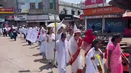 Singing songs of the coming of the Lord with palm branches in their hands