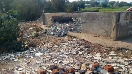 下载视频: Boundary wall broken, people upset due to garbage being thrown on the roadside, there is fear of accident due to explosion of cattle