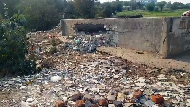Boundary wall broken, people upset due to garbage being thrown on the roadside, there is fear of accident due to explosion of cattle