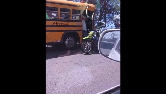 Policías hondureños sorprenden a busero que iba a contravía