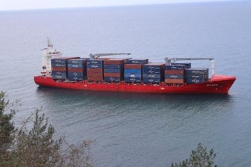 CİDE AÇIKLARINDA DÜMENİ KİLİTLENEN YÜK GEMİSİ KARAYA OTURDU