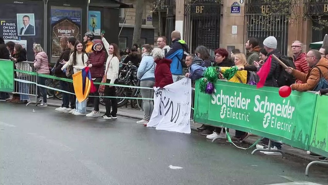Marathon de Paris: de nombreux spectateurs à Bastille pour encourager les coureurs