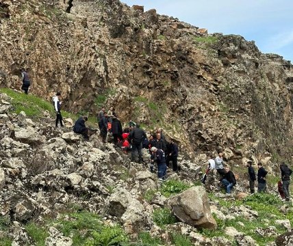 KAYALIKLARDAN DÜŞTÜ, AMBULANS HELİKOPTERLE HASTANEYE GÖTÜRÜLDÜ