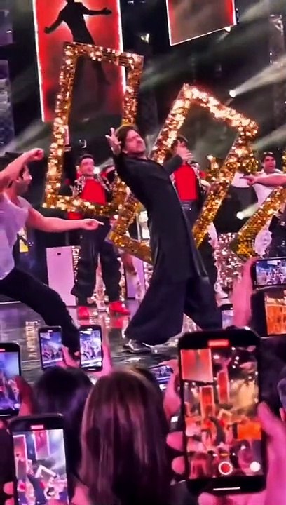 Shah Rukh Khan dance with Varun Dhawan and Ranveer Singh were on the stage... Shah Rukh Khan #JhoomeJoPathaan finishes his dance but a voice comes from the audience... "Desh ka sawaal hai, bacho par nahi chhod skte and then 