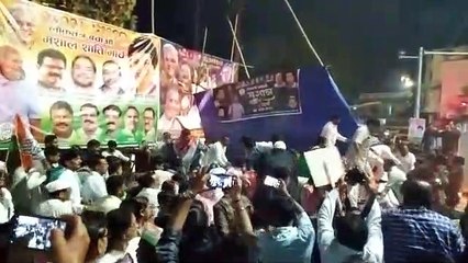 राहुल मामले में कांग्रेसियों ने निकाली मशाल रैली, जिंदाबाद के नारे के साथ ही भरभरा कर गिरा मंच, हुए घायल
