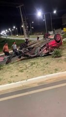 Condutor fica ferido após carro capotar na Rota do Mar