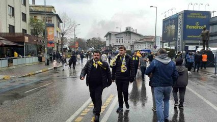 Fenerbahçeli taraftarlar, Kadıköy'e akın etti