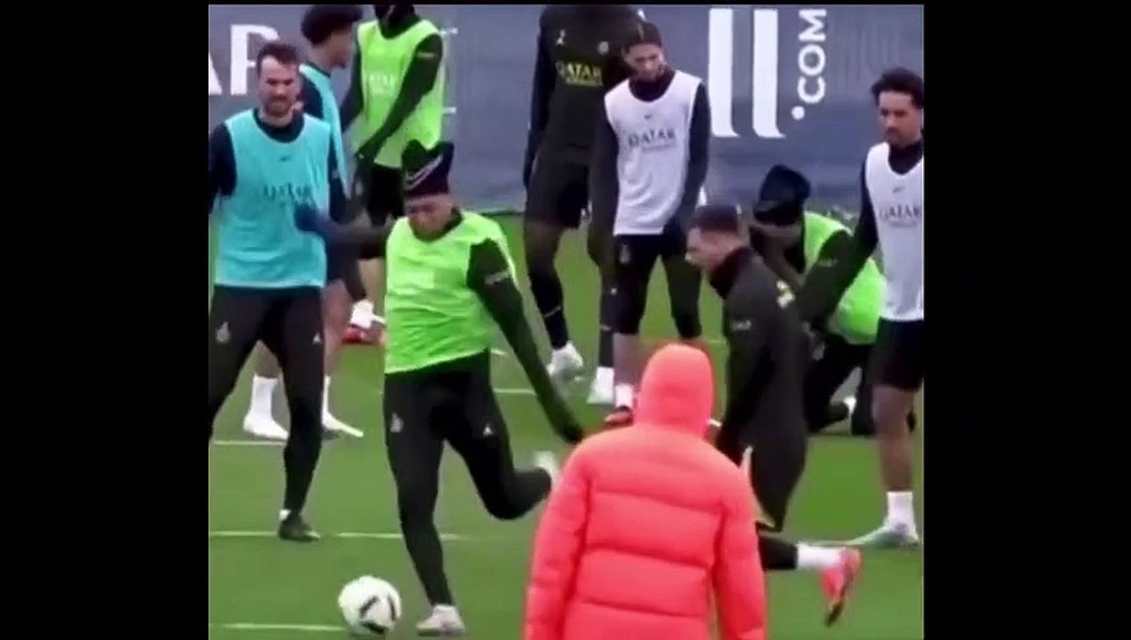 Ballons dégagés, regard déterminé, l'attitude de Mbappé envers Messi interpelle