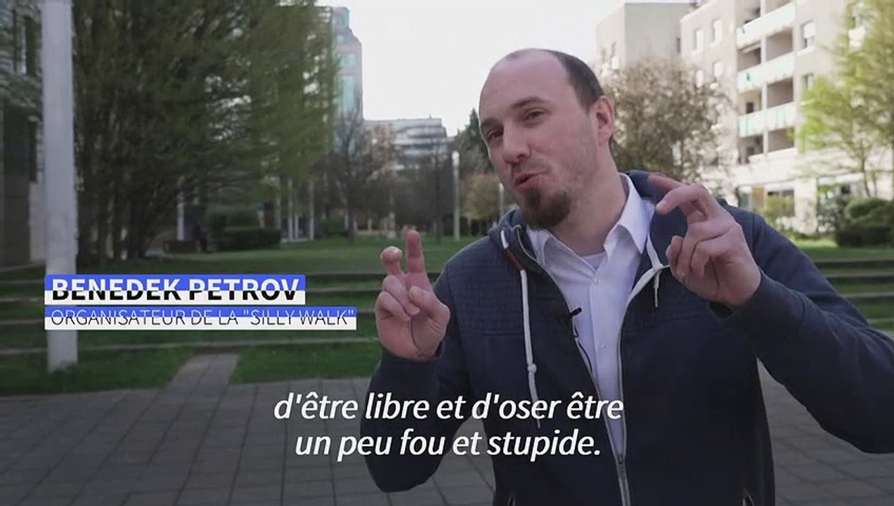 Pour le 1er avril, des Hongrois organisent une "silly walk" inspirée des Monty Python
