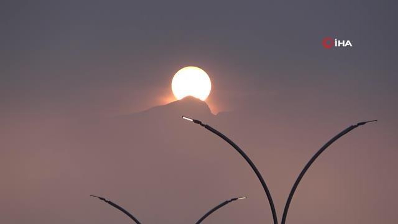 Yüksekova'da gün batımı güzelliğiyle hayran bıraktı