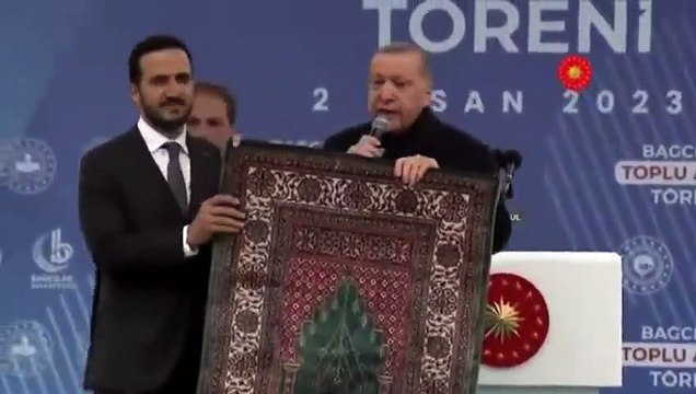 Erdoğan seccade ile miting yaptı
