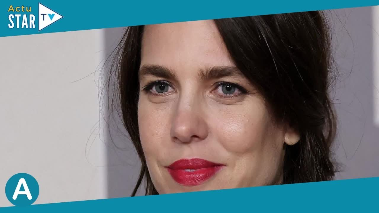 Charlotte Casiraghi chic et fatale en Chanel au bras de son mari Dimitri Rassam, Carole Bouquet prés