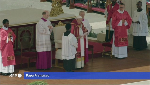 El papa agradece las oraciones por su salud tras presidir la misa de Ramos