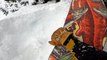 Un skieur hors-piste découvre un snowboardeur ensevelit sous la poudreuse