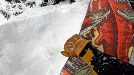 Un skieur hors-piste découvre un snowboardeur ensevelit sous la poudreuse