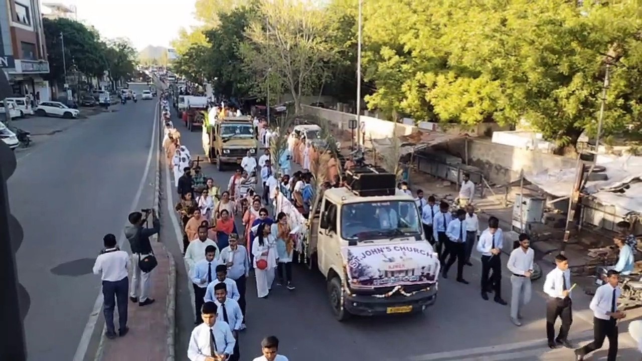 खजूर की डालियां लेकर चले लोग, प्रभु यीशु को किय...
