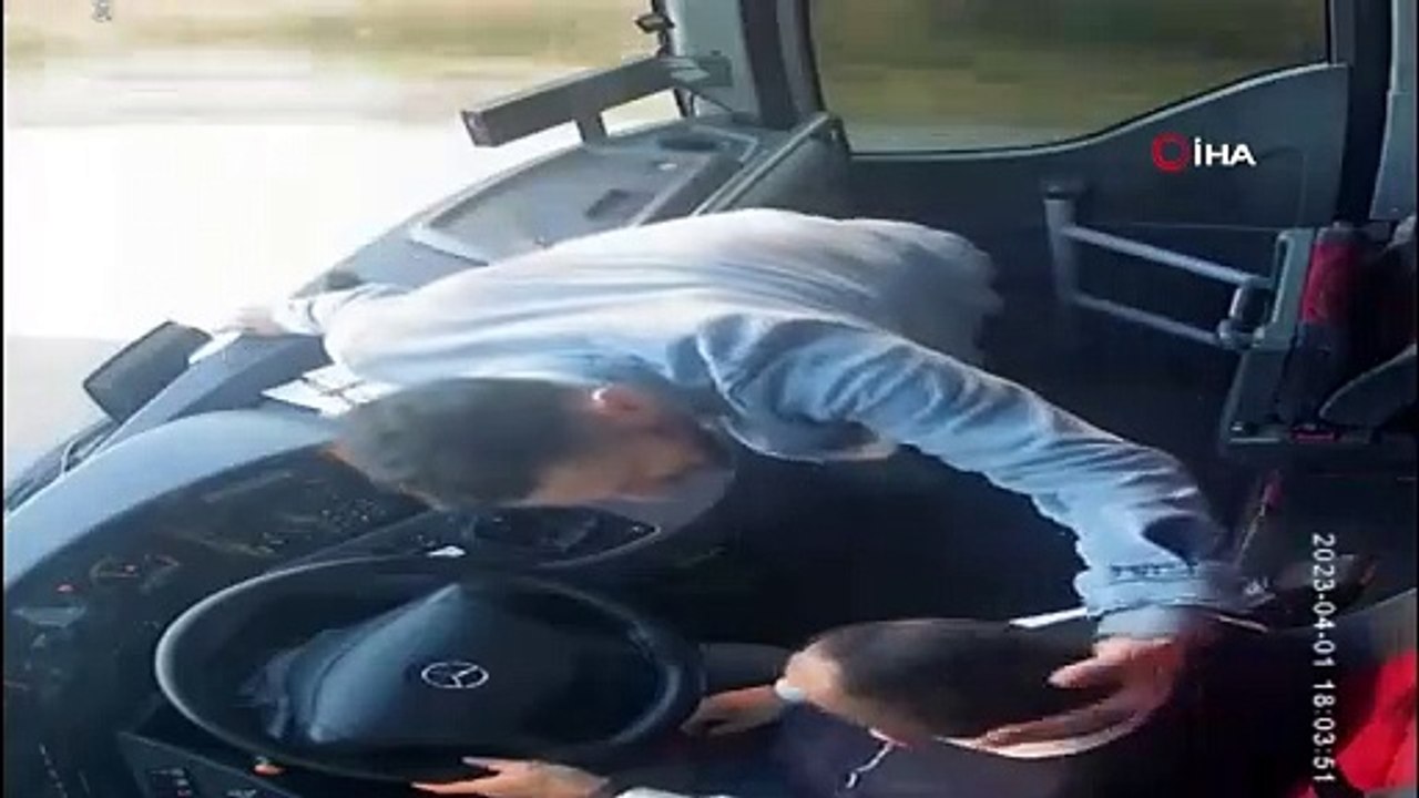 Otobüste korku dolu anlar; şoförü rehin alıp aracı kaçırdıOtobüste korku dolu anlar; şoförü rehin alıp aracı kaçırdı