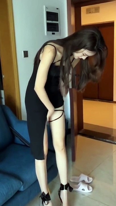 black outfit styling tips_how to wear high heels sandals