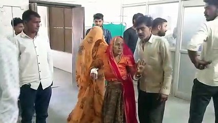 टायर निकलने पर चलती कार पलटी